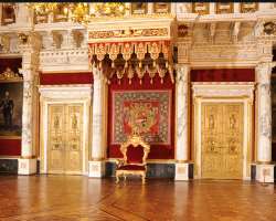 The museum displays a collection of weapons, porcelain is also a throne. The visitors can walk through living rooms, drawing rooms, parlors, and drawi